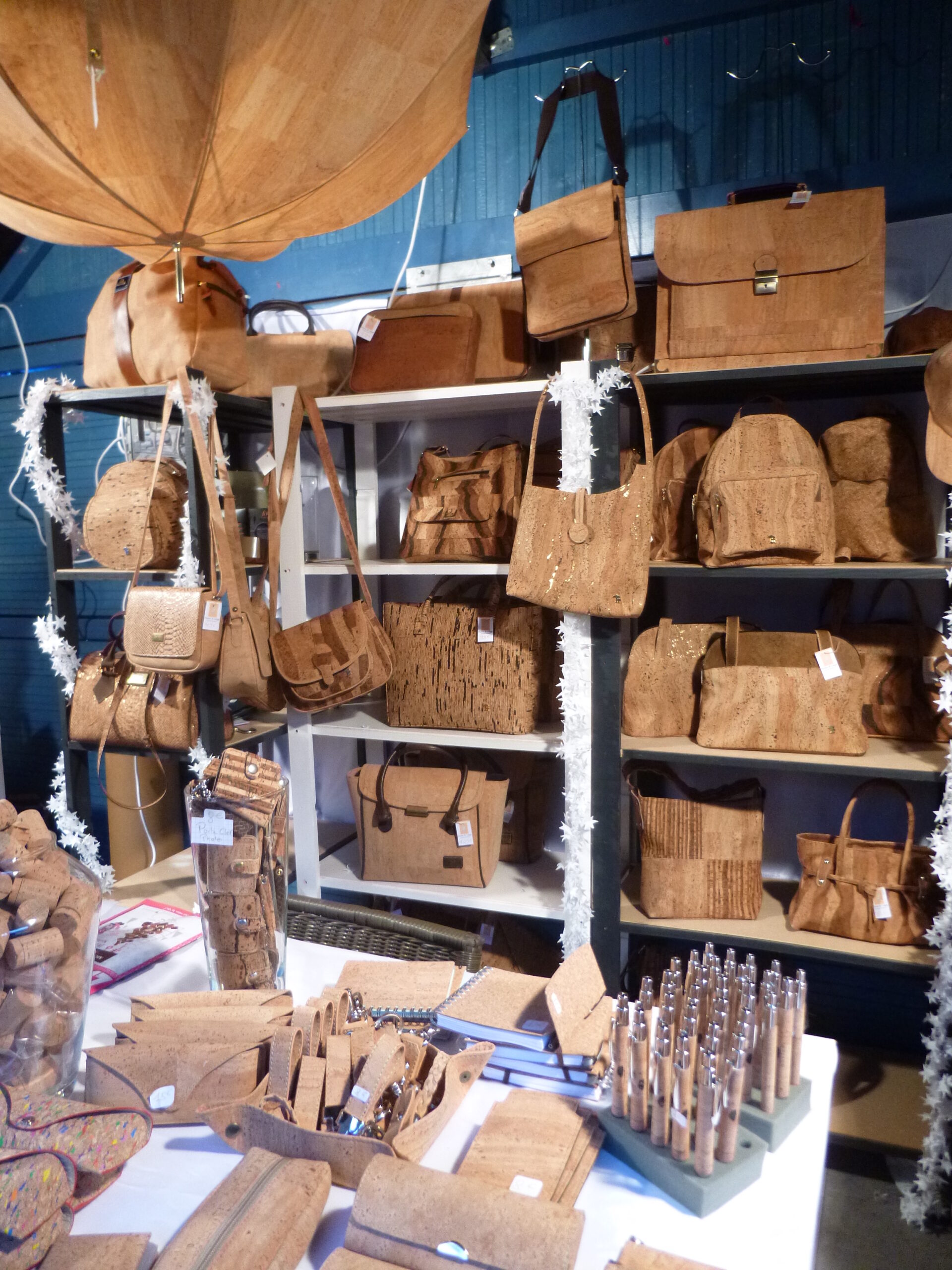 Chalet d'objets en liège au marché de noël d'Angers