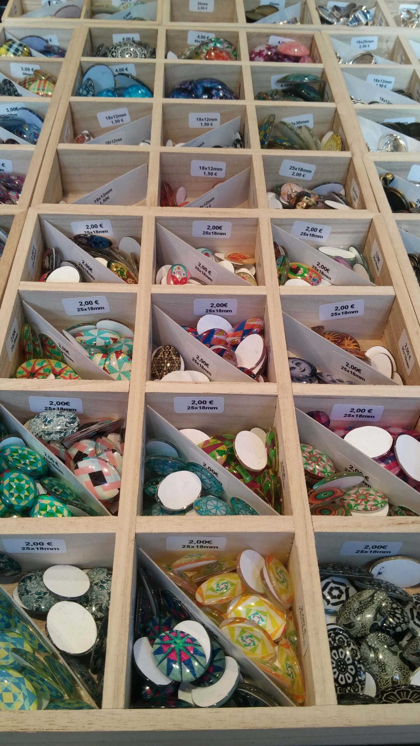 Perles loisirs exposées sur le marché de noël d'Angers