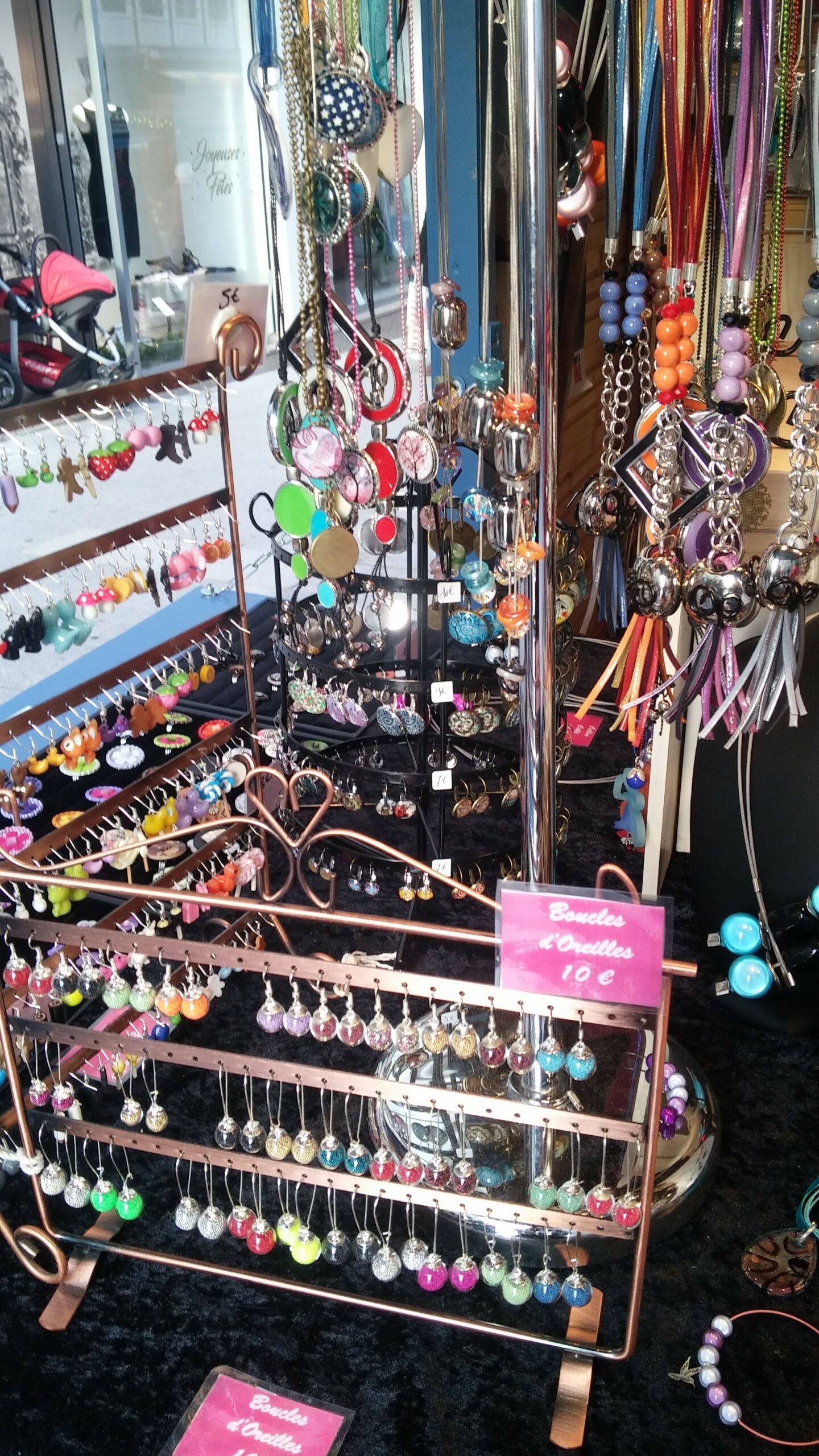 Bijoux exposés sur le marché de noël d'Angers