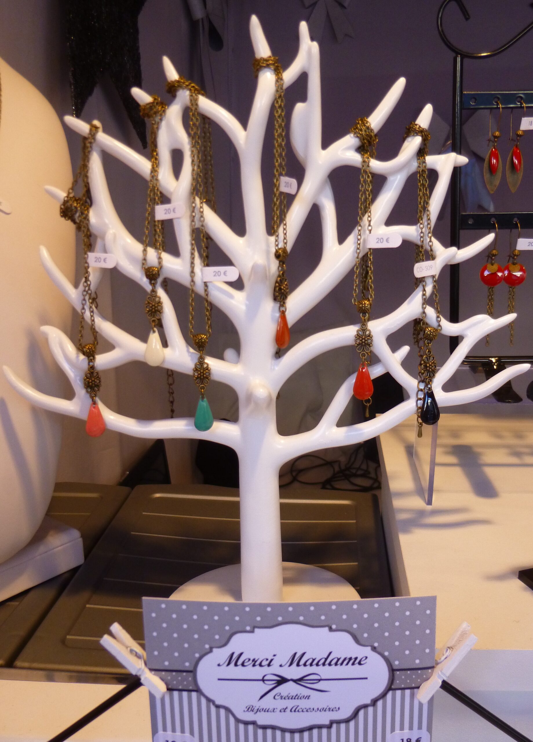 Bijoux exposés sur le marché de noël d'Angers