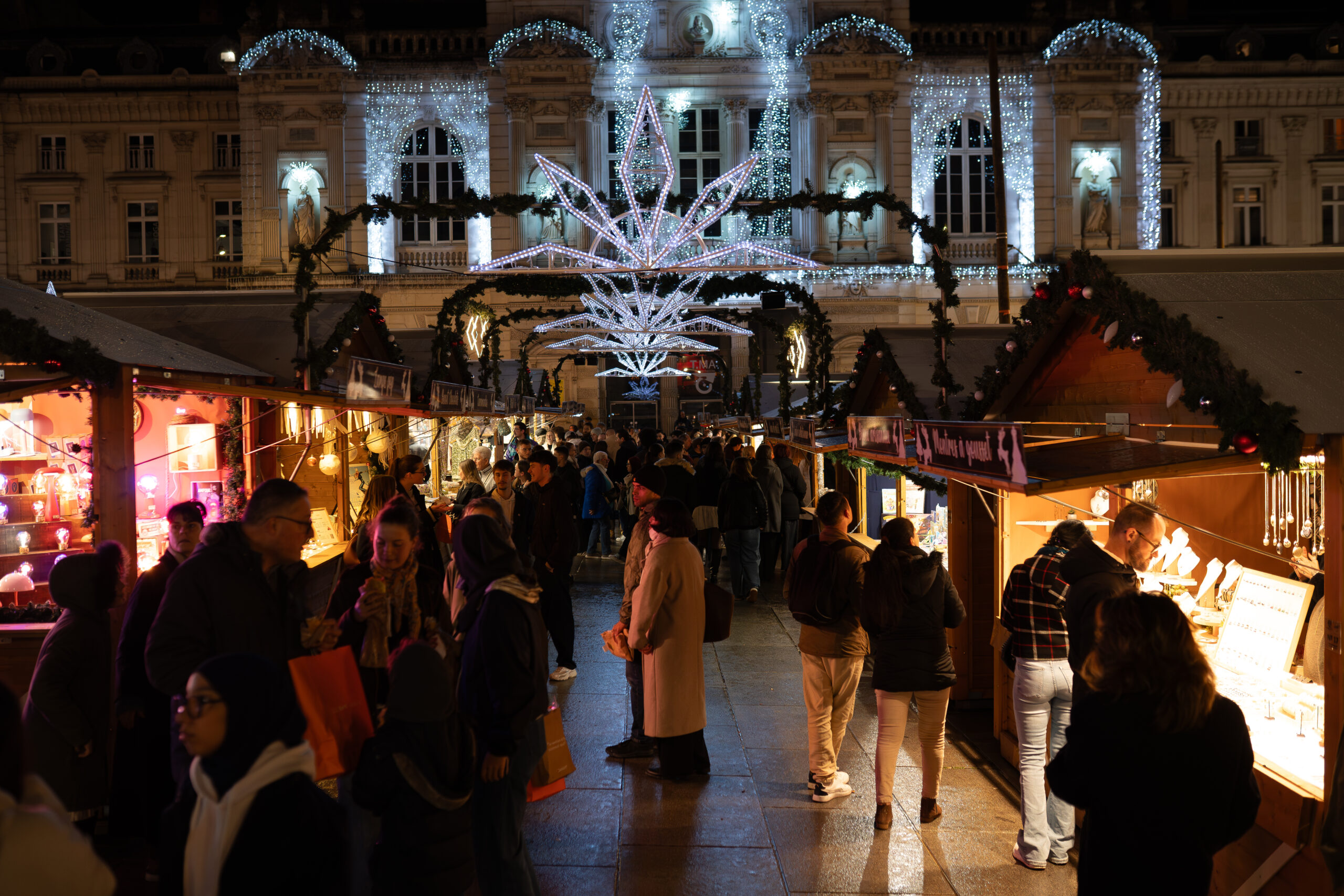 marche-noel-angers-centre-ville-2025.jpg Marché de Noël d’Angers 2025 en centre-ville, chalets illuminés et visiteurs au cœur des fêtes de fin d’année